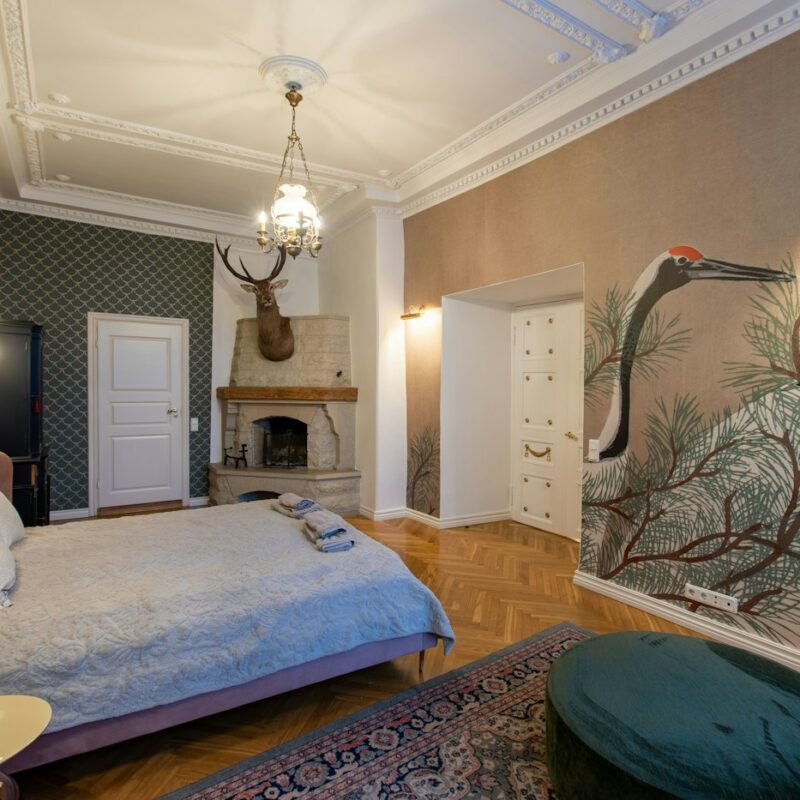 Chambre avec un grand motif d’arbre sur le mur