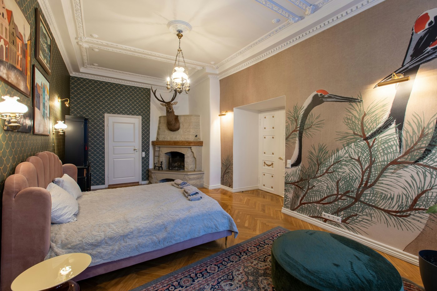 Chambre avec un grand motif d’arbre sur le mur