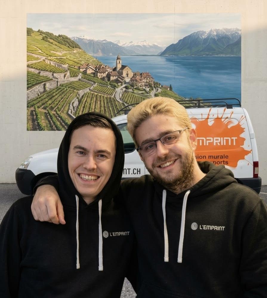 Timothée Reber (à gauche) et David Garcia (à droite), co-fondateurs de L'Emprint, devant une fresque murale et leur camionnette