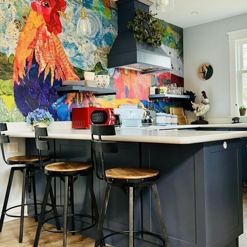 Cuisine avec une grande fresque colorée sur le mur