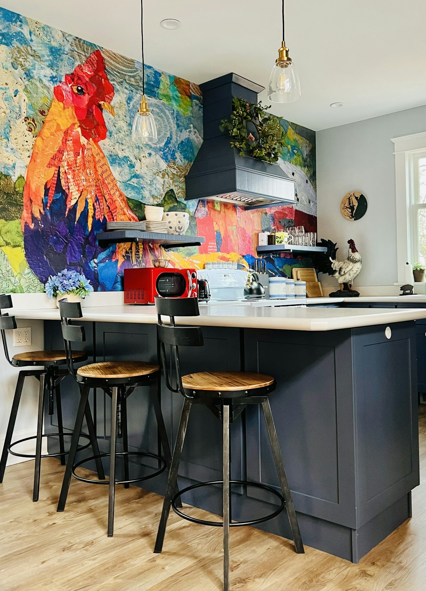 Cuisine avec une grande fresque colorée sur le mur