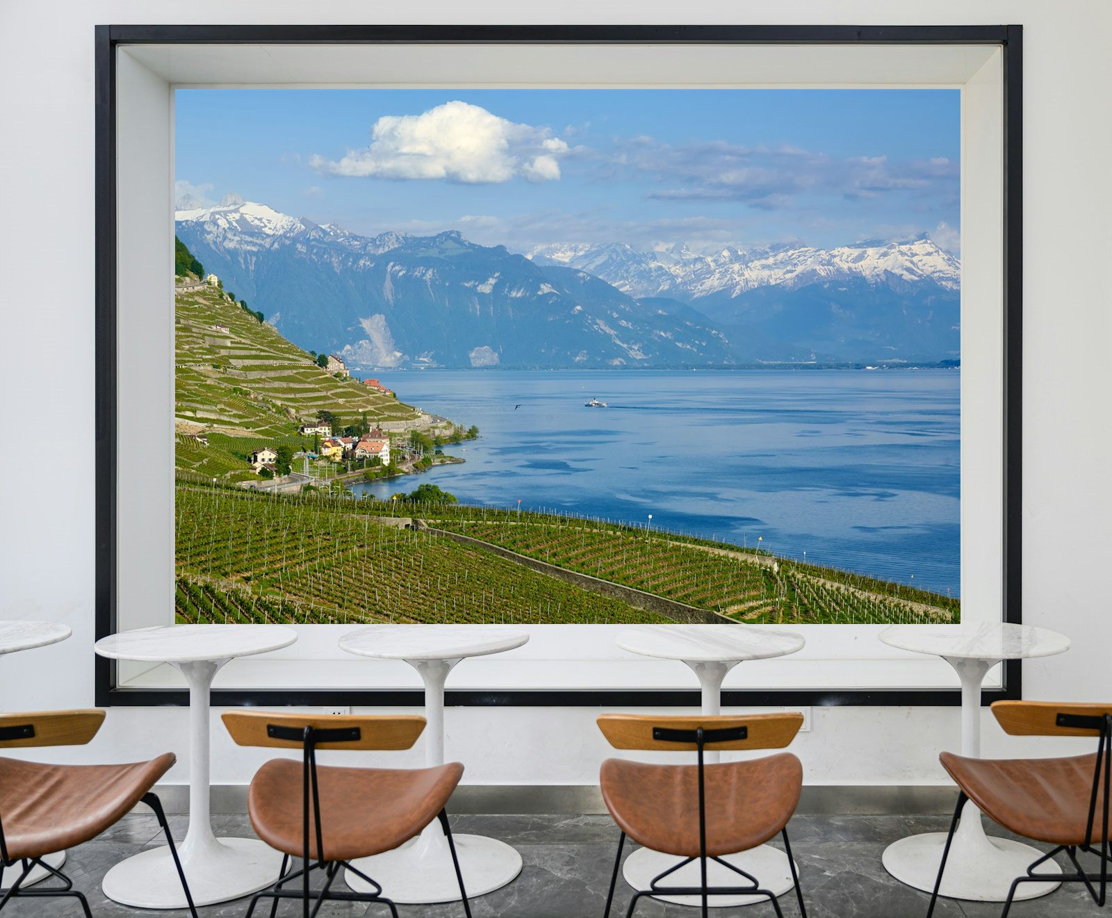 Simulation : fresque des vignobles de Lavaux imprimée sur le mur d'un café