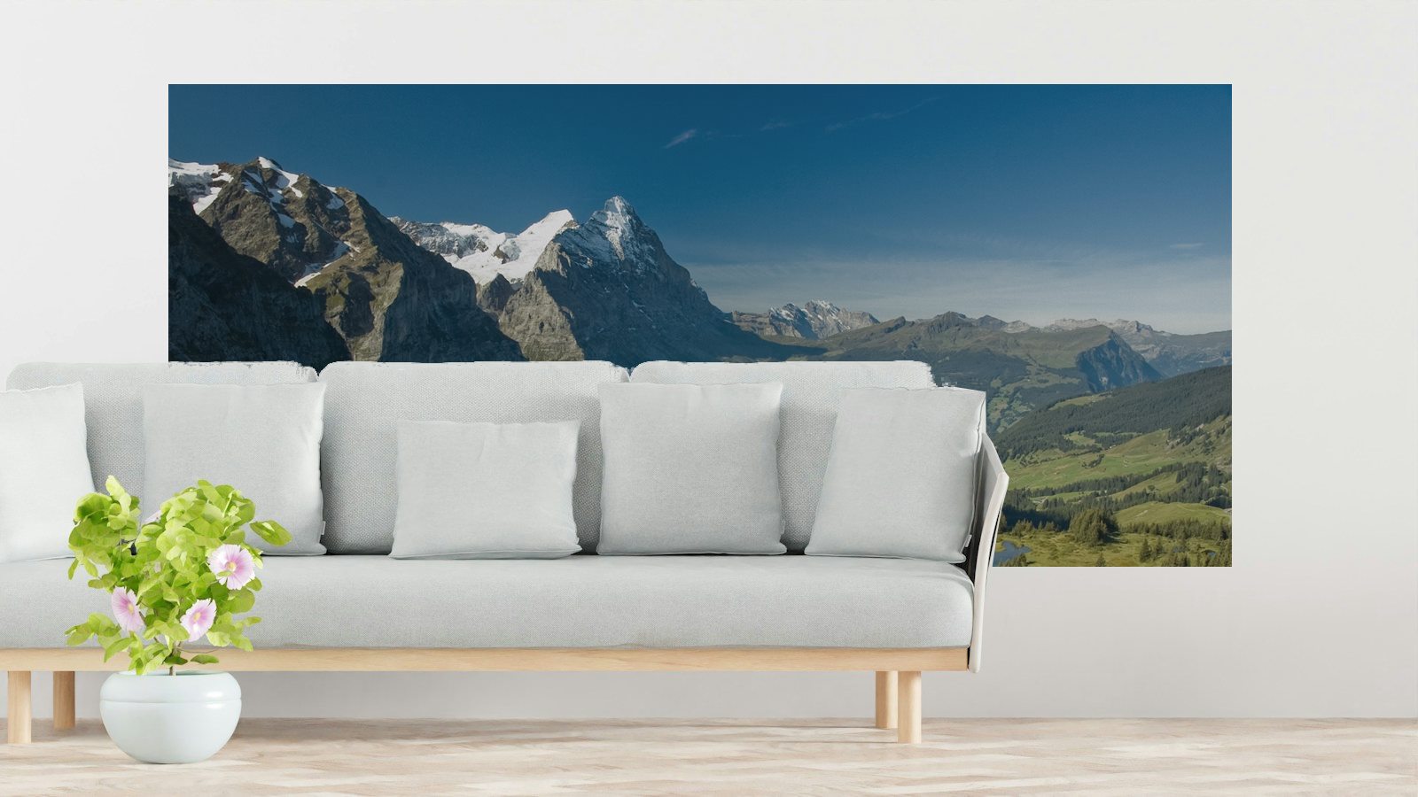 Simulation : fresque des Alpes imprimée sur le mur d'un salon, au-dessus du canapé